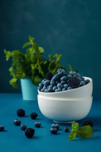 White Bowl Mix Blueberry Blackberry Blue Bucket Mint Leaves Blue — Stock Photo, Image