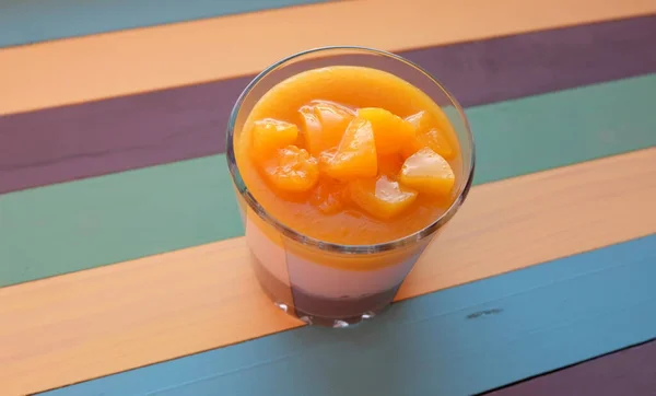 Panna Cotta Con Mango Capas Chocolate Con Leche Vaso Vidrio — Foto de Stock