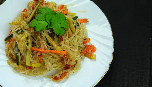 Sebzeli Salata Tabağı Çin Eriştesi Vejetaryen Yemeği Siyah Arka Plan — Stok fotoğraf