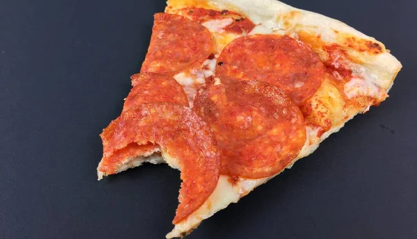 Fetta Mezza Mangiata Pizza Con Salame Sfondo Nero Primo Piano — Foto Stock