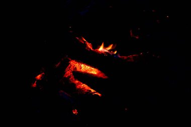 Şenlik ateşi yanıyor, gece ateşi, doğada kamp ateşi.