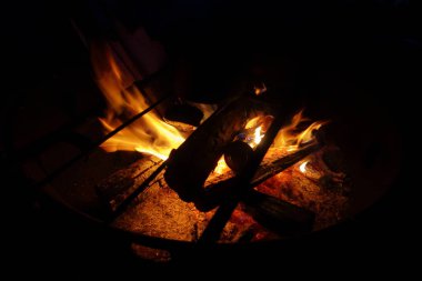 Şenlik ateşi yanıyor, gece ateşi, doğada kamp ateşi.