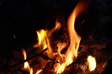 Şenlik ateşi yanıyor, gece ateşi, doğada kamp ateşi.