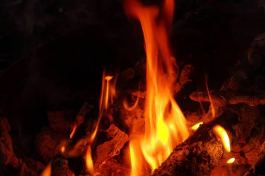 Şenlik ateşi yanıyor, gece ateşi, doğada kamp ateşi.