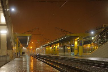 Yağmurlu bir gecede Minsk tren istasyonu
