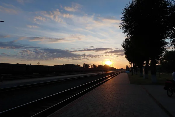 Alba Estiva Alla Stazione Ferroviaria Nella Città Mosty — Foto Stock