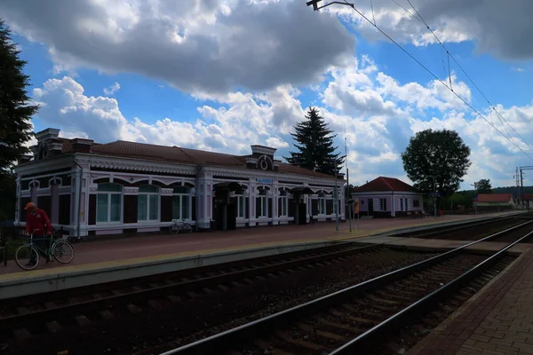 Stazione Ferroviaria Olekhnovichi Estate Con Tempo Limpido Soleggiato — Foto Stock