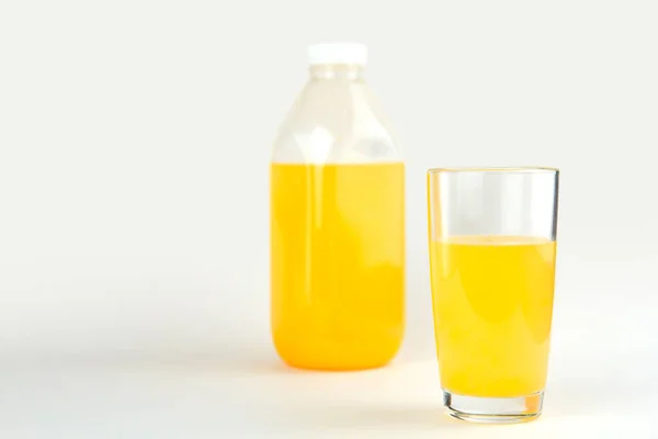 Een Glas Sinaasappelsap Kopieert Ruimte Sinaasappeldrank Een Plastic Fles Sinaasappelsap — Stockfoto
