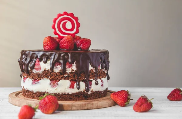 Chocoladetaart Met Aardbeien Kopieer Ruimte Chocolade Glazuur Taart Zomercake Met — Stockfoto