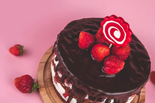 Chocoladetaart Met Aardbeien Kopieer Ruimte Chocolade Glazuur Taart Zomer Taart — Stockfoto