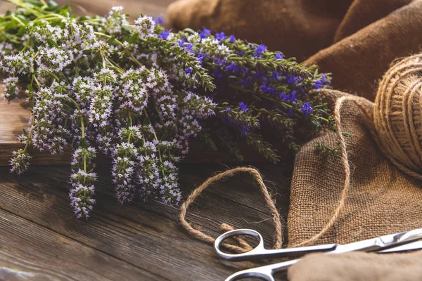 Manojos Hierbas Medicinales Con Flores Púrpuras Azules Copian Espacio Tomillo —  Fotos de Stock