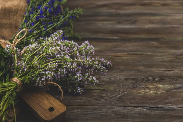 Manojos Hierbas Medicinales Con Flores Púrpuras Azules Copian Espacio Tomillo —  Fotos de Stock