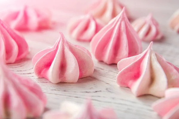 Malé Růžové Meringues Bílém Dřevěném Stole — Stock fotografie