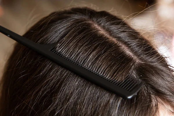 Tmavé Vlasy Lupy Dívka Prochází Vlasy Svýma Rukama Zblízka — Stock fotografie