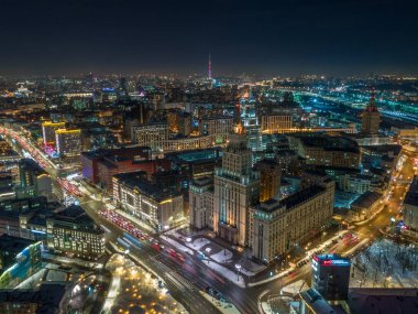 Moskova Stalin Kulesi, Red Gate metro istasyonunda. Sadovoe Kolco Caddesi. Güzel bir gece fotoğrafı. Krasnye vorota stalinskaya vysotka.