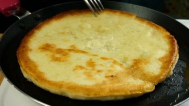 Şef, zeytinyağında sıcak tavada kızartılmış taze kızarmış ekmek yapar. Yakın plan..