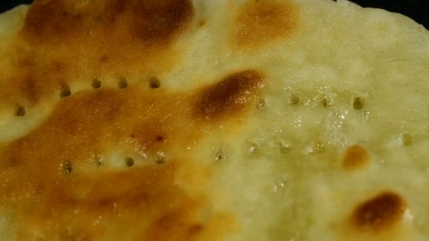 Tosty Tłusty Flatbread Jest Smażony Oleju Gotowania Patelni Zbliżenie Pomieszczeniach — Wideo stockowe