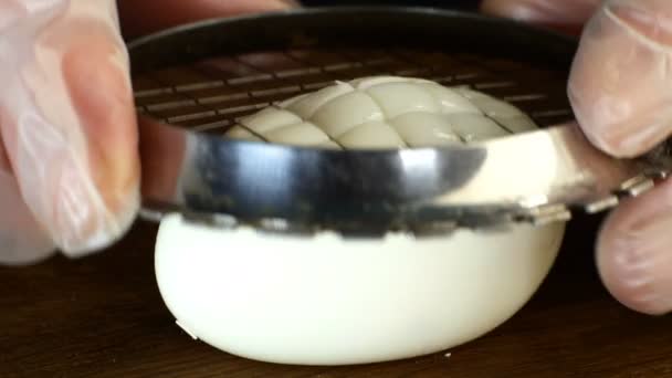 Mani di chef finemente tritate uova sode con reticolo metallico. Cucina casalinga. Primo piano . — Video Stock