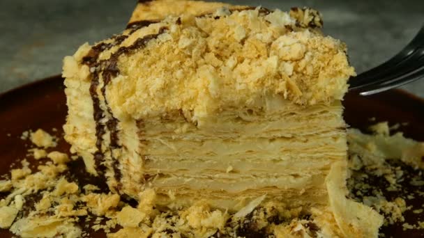 Nehmen Sie von Blätterteig appetitlich Napoleon Kuchen eine Scheibe mit Metallgabel geschnitten. Nahaufnahme. — Stockvideo