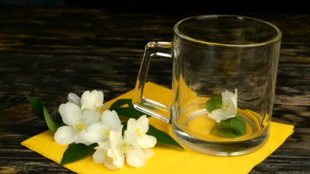 Приготування Жовтуватого Чаю Свіжі Жовтуваті Пелюстки Квіти Кидають Скляну Прозору — стокове відео