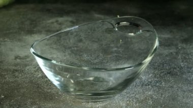 Şefin elleri ezilmiş ve taze taze lahana karıştırılmış şeffaf cam kâse içinde vejetaryen salatası veya diğer yemekler için. Yakın plan..