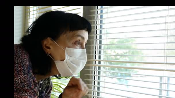 Mujer Morena Adulta Madura Etnia Caucásica Máscara Médica Abriendo Persianas — Vídeo de stock