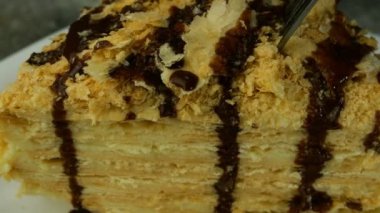 Napolyon 'un iştah açıcı bir parça keki. Metal bıçakla ikiye bölünmüş. Yakın plan. Makro.