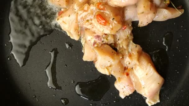 Szef Kuchni Umieszcza Drobno Posiekany Filet Kurczaka Marynowany Przyprawami Gorącej — Wideo stockowe