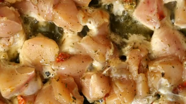 用调料腌制的细碎鸡片 用沸腾的油在热油锅中煎 自上而下的食物 顶部视图 — 图库视频影像