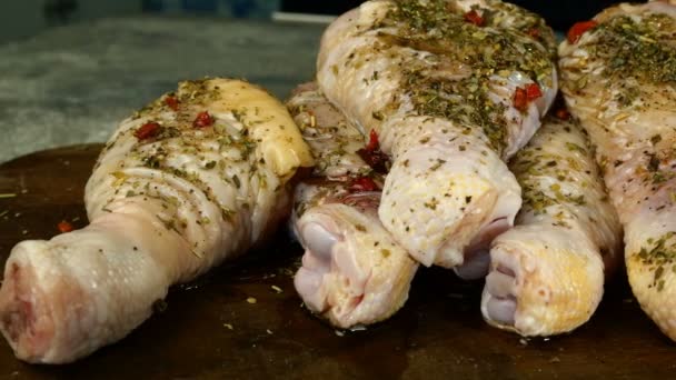 Rohe Mit Gewürzen Und Kräutern Bestreute Hühnerkeulen Zum Weiteren Kochen — Stockvideo