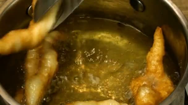 Chef Cuisinier Ébullition Sifflement Huile Cuisson Friture Biscuits Appétissants Khvorost — Video