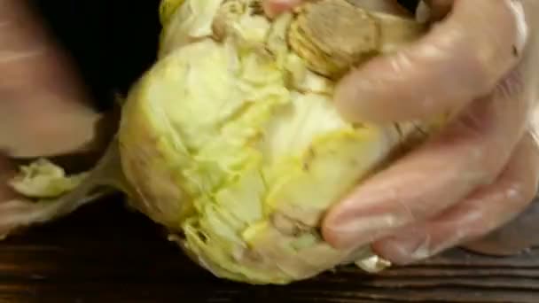 Σεφ με τα χέρια ξεφλούδισμα λάχανο από σάπια φύλλα για την προετοιμασία των χορτοφαγικών τροφίμων ή σαλάτα. Κοντινό πλάνο. — Αρχείο Βίντεο