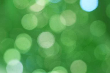 Soyut bokeh, doğal yeşil ve mavi arkaplan, yaz boyunca güzel bulanık, ağaçtaki yapraklardan alınan mavi-yeşil bir bokeh ve sarı-mavi bir ışık var.