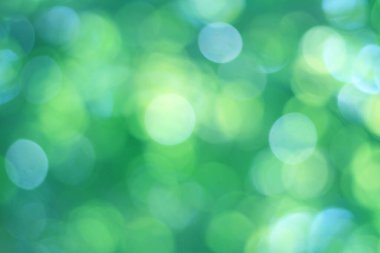 Soyut bokeh, doğal yeşil ve mavi arkaplan, yaz boyunca güzel bulanık, ağaçtaki yapraklardan alınan mavi-yeşil bir bokeh ve sarı-mavi bir ışık var.