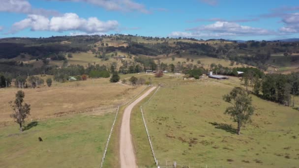 Съемка Воздуха Грязной Дорожки Белым Забором Ферме Региональной Австралии — стоковое видео
