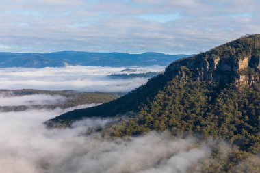 Avustralya 'daki Mavi Dağlar' da Katoomba yakınlarındaki Jamison Vadisi 'nde alçak seviye bulutlar