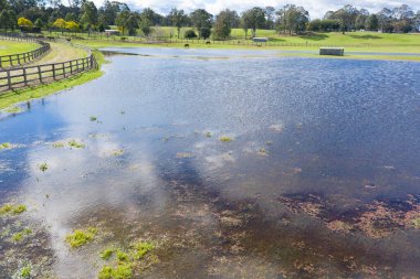 Avustralya 'nın Yeni Güney Galler bölgesindeki bir tarımsal alanda su baskınına ilişkin hava manzarası
