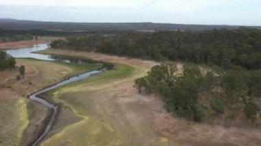 Bir kuraklığın hava görüntüleri Avustralya 'nın bölgesel ormanlarıyla çevrili eğlence ve tarım su rezervlerini etkiledi.