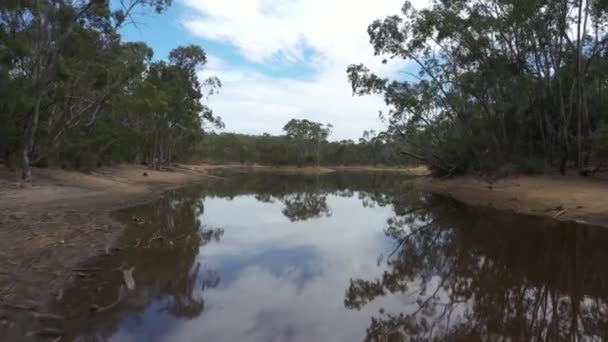 Luftaufnahmen Einer Dürre Beeinträchtigten Erholung Und Landwirtschaftliches Wasserreservoir Inmitten Von — Stockvideo