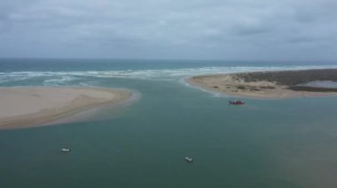 Murray Nehri 'nin ağzının ve Avustralya' nın güneyindeki Goolwa yakınlarındaki haliçlerin hava görüntüleri.