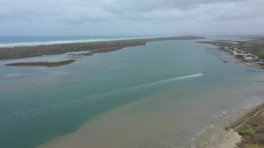 Avustralya 'nın güneyindeki Goolwa bölgesinde Murray Nehri' nin ağzındaki Coorong ve haliçlerin hava görüntüleri.