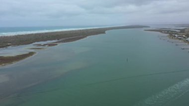 Avustralya 'nın güneyindeki Goolwa bölgesinde Murray Nehri' nin ağzındaki Coorong ve haliçlerin hava görüntüleri.