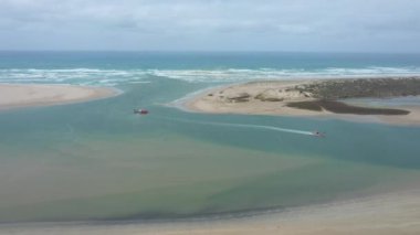 Avustralya 'nın güneyindeki Goolwa bölgesinde Murray Nehri' nin ağzındaki Coorong ve haliçlerin hava görüntüleri.