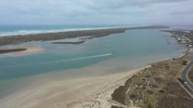 Avustralya 'nın güneyindeki Goolwa bölgesinde Murray Nehri' nin ağzındaki Coorong ve haliçlerin hava görüntüleri.