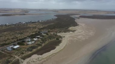 Avustralya 'nın güneyindeki Goolwa bölgesinde Murray Nehri' nin ağzındaki Coorong ve haliçlerin hava görüntüleri.