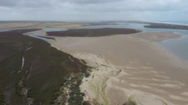 Avustralya 'nın güneyindeki Goolwa bölgesinde Murray Nehri' nin ağzındaki Coorong ve haliçlerin hava görüntüleri.