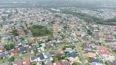 Avustralya 'nın Yeni Güney Galler bölgesindeki Glenmore Park' ın büyük Sydney banliyösündeki yerleşim evleri ve çevresinin insansız hava aracı fotoğrafı.