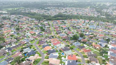 Avustralya 'nın Yeni Güney Galler bölgesindeki Glenmore Park' ın büyük Sydney banliyösündeki yerleşim evleri ve çevresinin insansız hava aracı fotoğrafı.