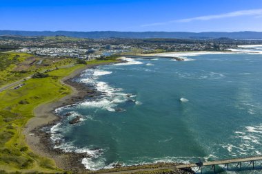 Güney Pasifik Okyanusu 'nun kayalık kıyı şeridinin NSW, Avustralya' nın güney kıyısındaki Illawarra bölgesinde bulunan Shellharbour ve Marina kasabasına uzanan insansız hava aracı fotoğrafı..