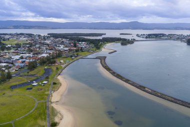 Avustralya, NSW 'nin güney kıyısındaki Illawarra bölgesindeki Warilla kıyı kasabasının insansız hava aracı fotoğrafı..